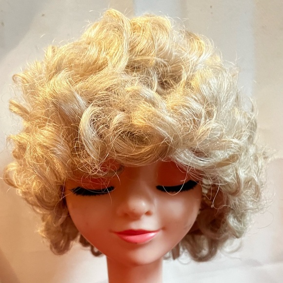 Paula Young Morning Glory Size A 1063 Curly Short Wig Golden Wheat Ash Blonde - Picture 2 of 10